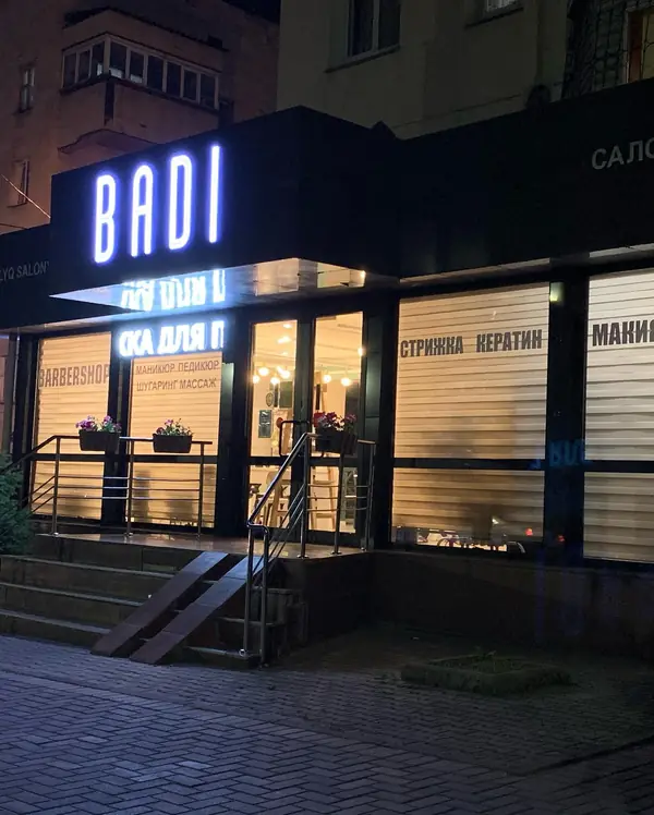 Фасад салона BADI вечером